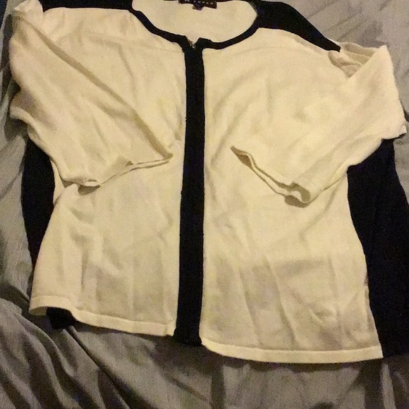 BLACK & CREAM COLOR BLOCK LIGHTWEIGHT SWEATER TOP,, SZ XL, RIMS A LITTLE SMALL - Picture 4 of 4